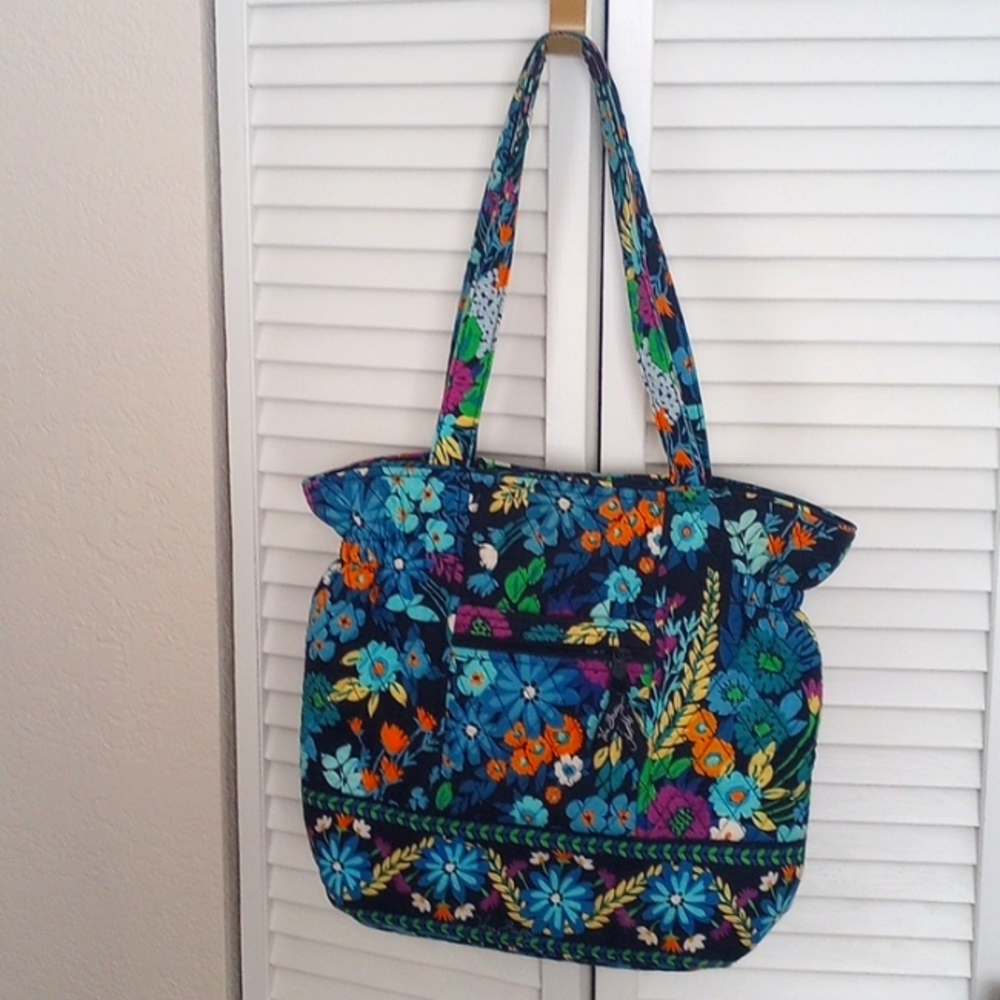 Vera Bradley shoulder bag.